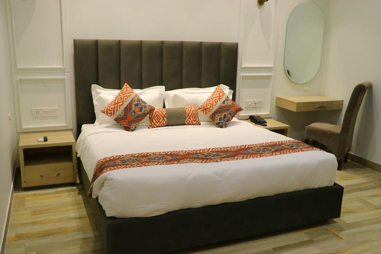 Elegance Regency Hotel Khanna  Bagian luar foto